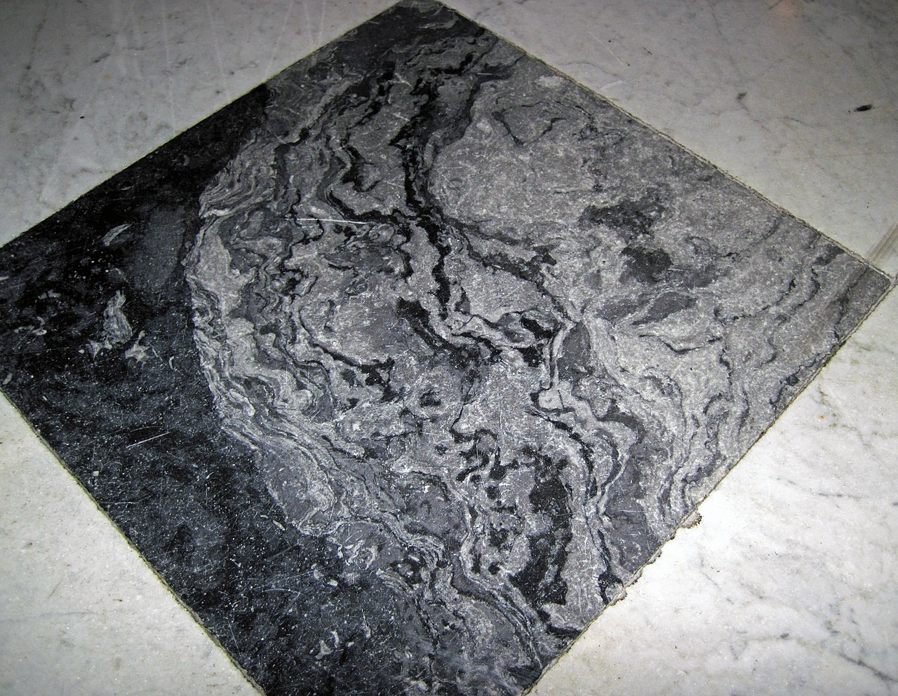 Une table basse en marbre noir