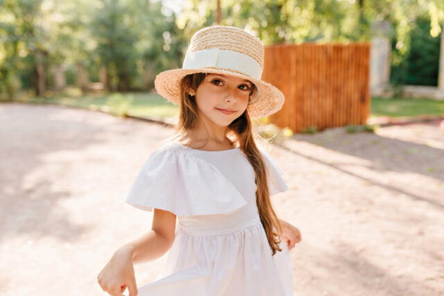Les tenues indispensables pour une petite fille cet été 