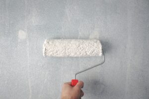 Comment préparer efficacement un mur avant de peindre ?